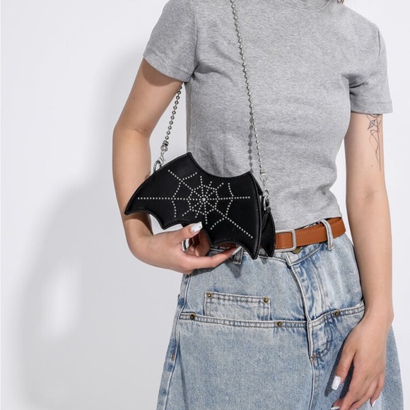 Bat Shaped Fashion Chain
Shoulder Bag - Picture 3 of 5